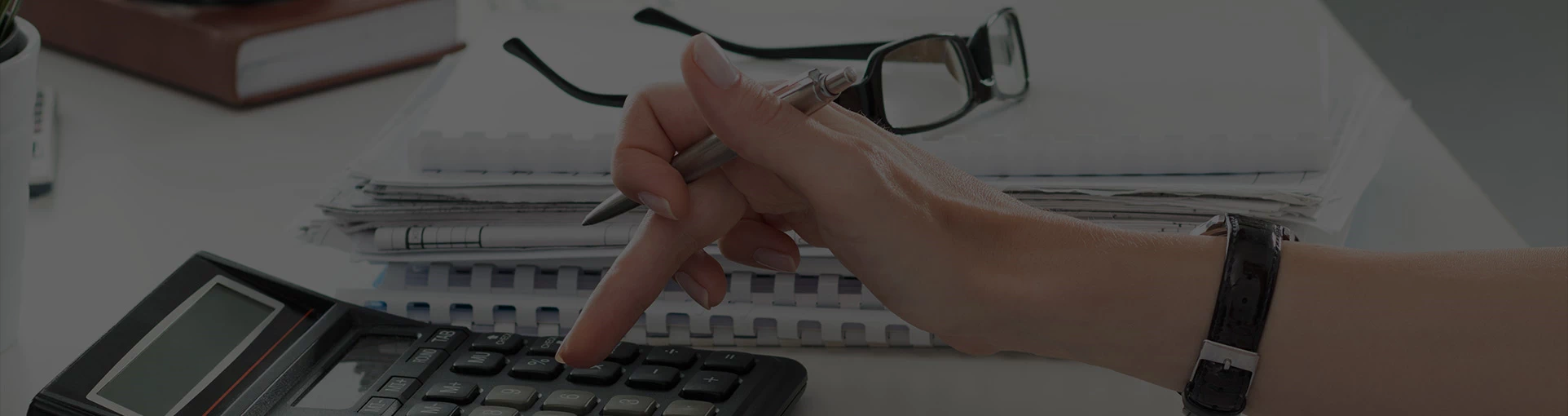 Baner palec na kalkulatorze