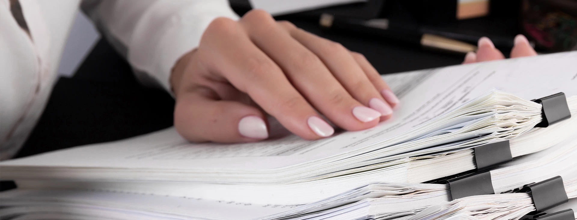 dłoń na dokumentach